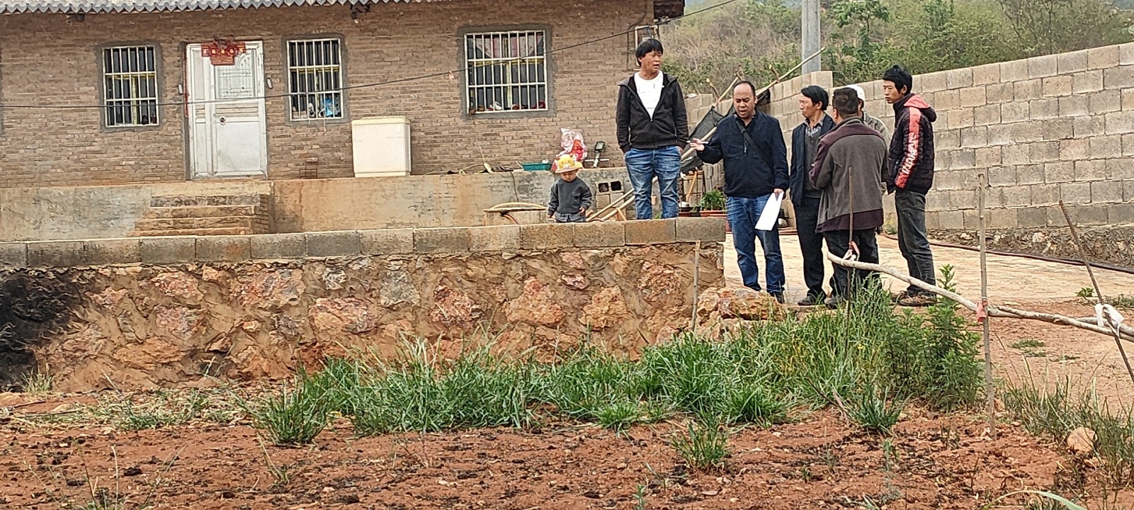 3.工作人員實地查看地塊.jpg