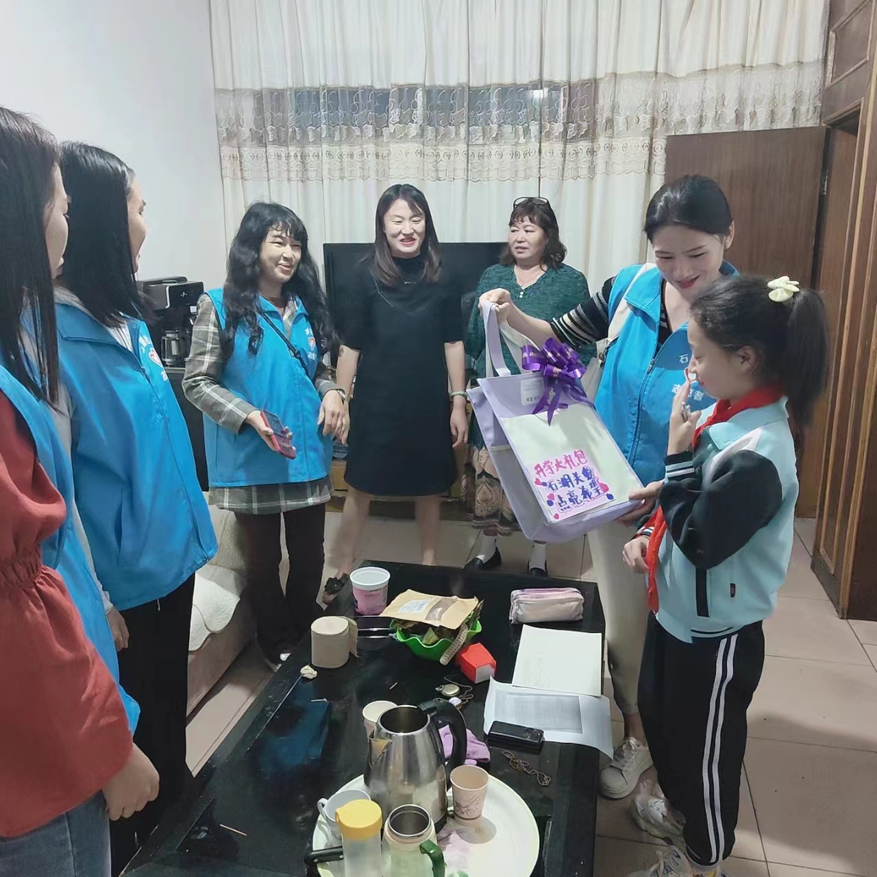 為轄區(qū)留守兒童送去“開(kāi)學(xué)大禮包”，.jpg