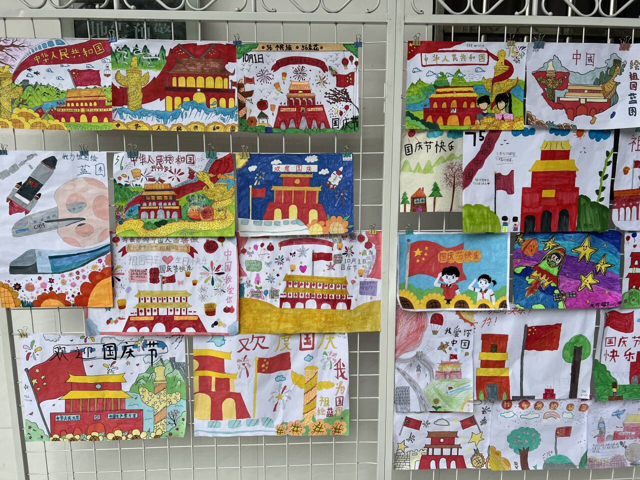 中心完小慶國慶繪畫展.jpg